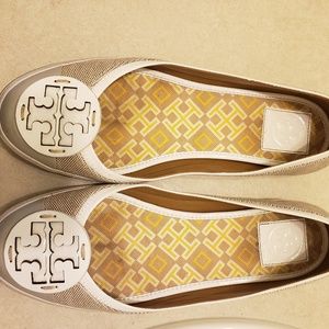 Tory Burch  ran and white flats